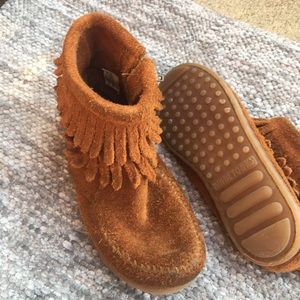 Minnetonka size 11 shirt boots